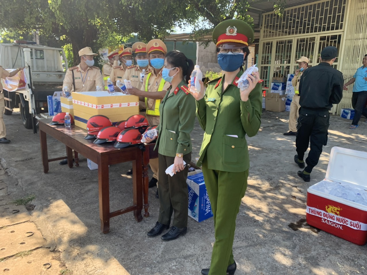 Đắk Nông: Cảnh sát giao thông phát nước, mũ bảo hiểm miễn phí cho người dân