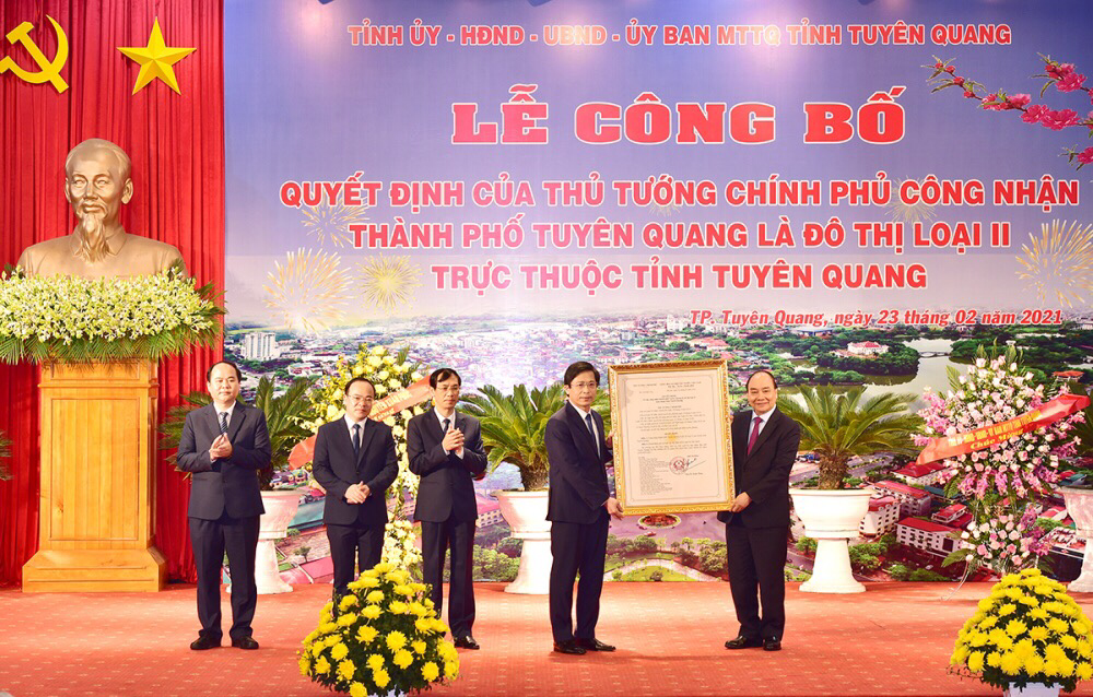 Thủ tướng Nguyễn Xuân Phúc trao quyết định công nhận thành phố Tuyên Quang là đô thị loại II
