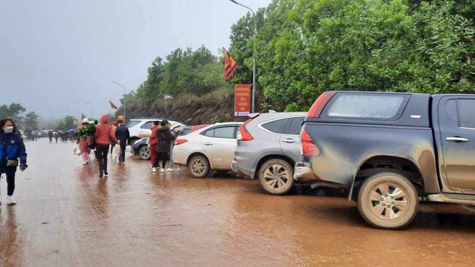 Triệu Sơn (Thanh Hóa): Lượng xe tăng “đột biến”, bãi đỗ xe tại đền Nưa - Am Tiên quá tải