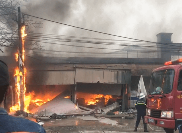 Anh Sơn (Nghệ An): Cháy 3 ki-ốt nhiều tài sản bị thiêu rụi