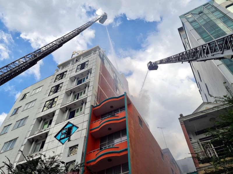Thành phố Hồ Chí Minh: Cháy tầng 8 một khách sạn cao tầng tại quận 1