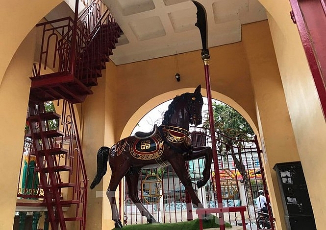 Vì sao khách thường chui qua chân ngựa ở ngôi chùa cổ 150 năm tại bình dương