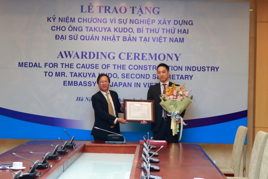 Trao tặng Kỷ niệm chương vì sự nghiệp Xây dựng cho Bí thư thứ hai Đại sứ quán Nhật Bản tại Việt Nam