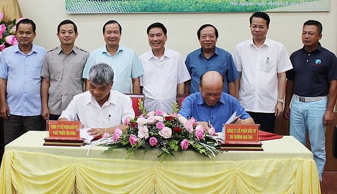 Signed an agreement on investment cooperation of golf courses in the Yen Bin 2 industrial zone.