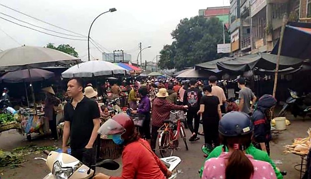 Nghệ An: Người dân thành phố Vinh chen chúc mua bán, tích trữ thực phẩm trước tin đồn thất thiệt