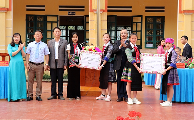 Đồng chí Trần Quốc Vượng thăm trường Phổ thông Dân tộc nội trú THCS huyện Mù Cang Chải