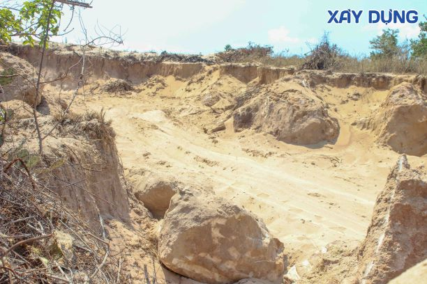 Ninh Thuận: Ngăn chặn khai thác đất, cát trái phép và tìm hướng bảo tồn bãi đá Karang