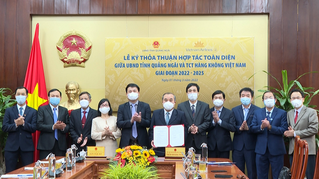Quảng Ngãi ký kết hợp tác toàn diện với Vietnam Airlines