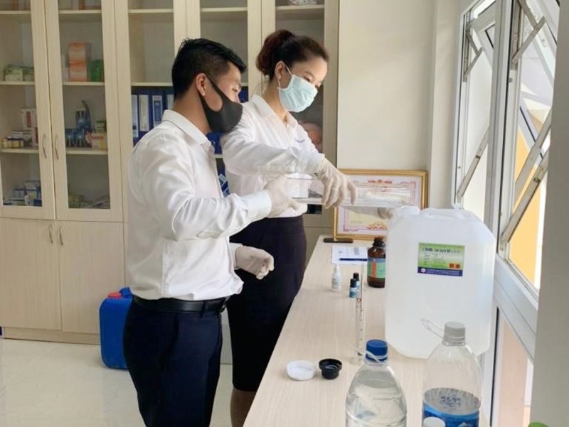 Công ty Điện lực Thừa Thiên - Huế pha chế thành công dung dịch rửa tay sát khuẩn phòng, chống dịch Covid-19