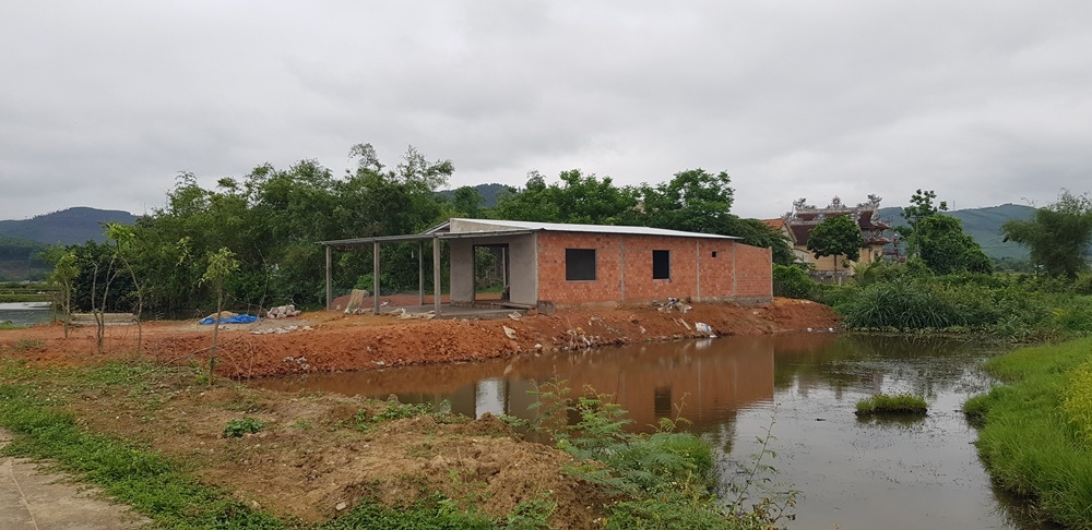 Thừa Thiên - Huế: Nhiều hộ dân ngang nhiên lấn chiếm mặt nước xây nhà trái phép