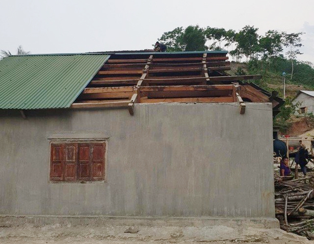 Nghệ An: Mưa đá kèm lốc xoáy làm hàng trăm ngôi nhà bị tốc mái, hư hỏng