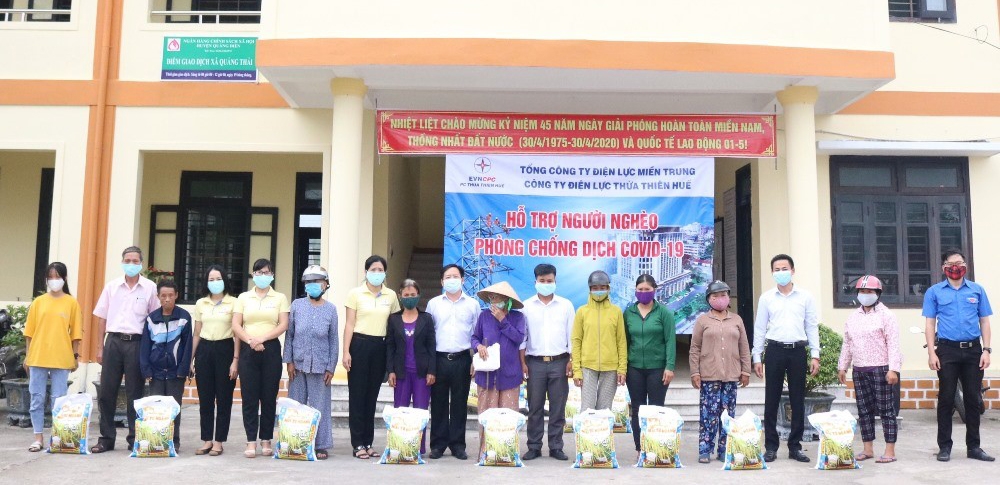 Công ty Điện lực Thừa Thiên - Huế trao 250 suất quà cho người nghèo vượt qua đại dịch Covid-19