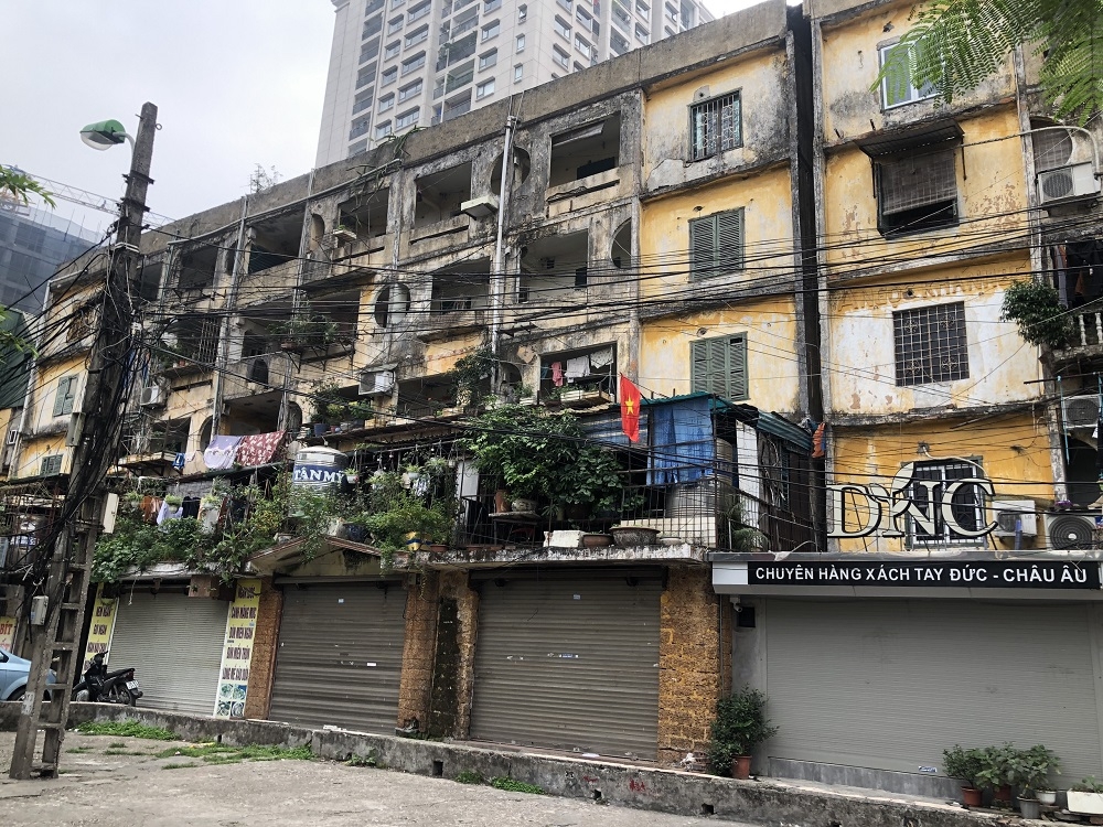Hà Nội: Người dân mắc kẹt trong những chung cư cũ “chờ sập”