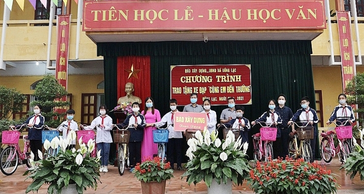 Báo Xây dựng tổ chức trao tặng xe đạp tại xã Đồng Lạc, tỉnh Hải Dương