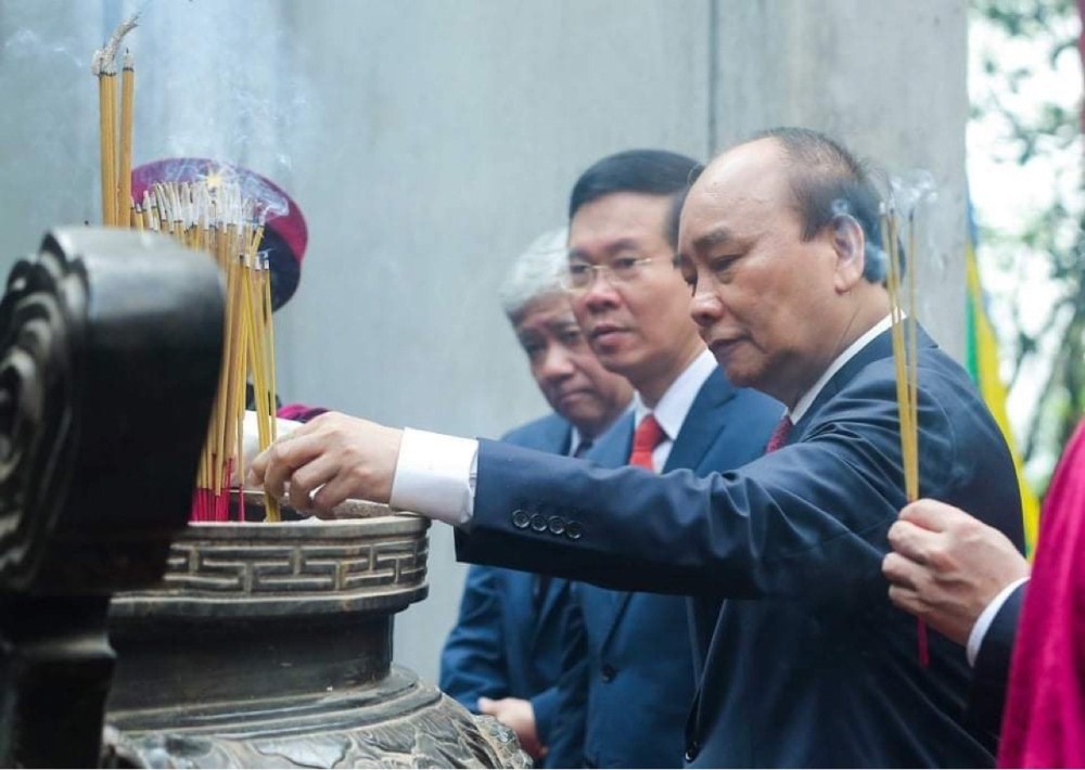 Chủ tịch nước Nguyễn Xuân Phúc dâng hương tưởng nhớ tri ân công đức các vua Hùng
