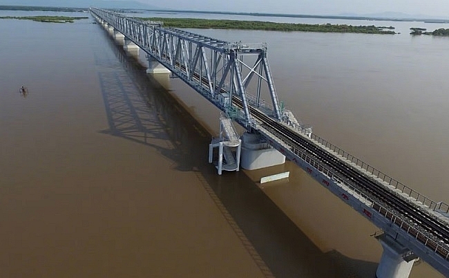 Cầu đường sắt đầu tiên xuyên biên giới Nga-Trung vận hành thử nghiệm