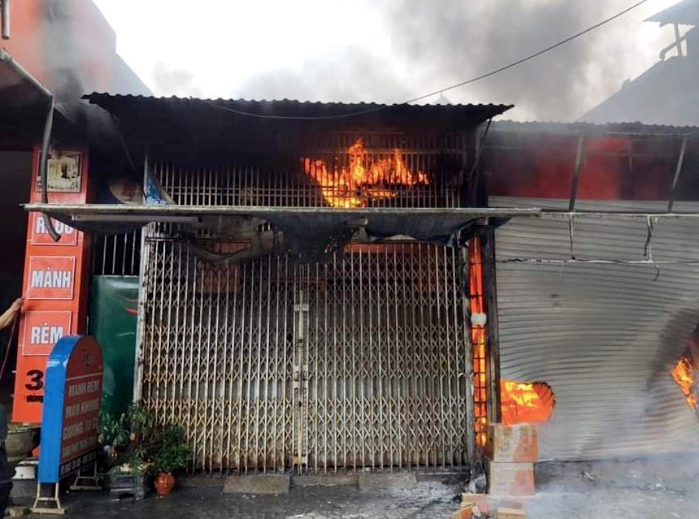 Cháy ki-ốt tại thành phố Vinh, nhiều hàng hóa bị thiêu rụi