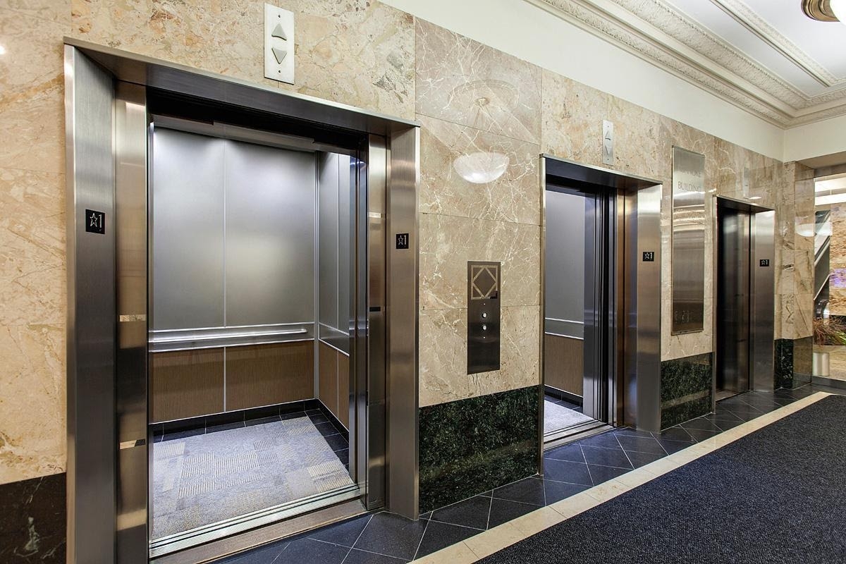 Một chung cư cần có tối thiểu bao nhiêu thang máy?