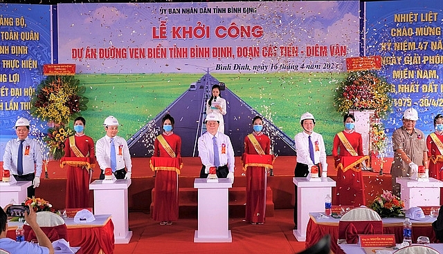 binh dinh khoi cong tuyen duong ven bien doan cat tien diem van