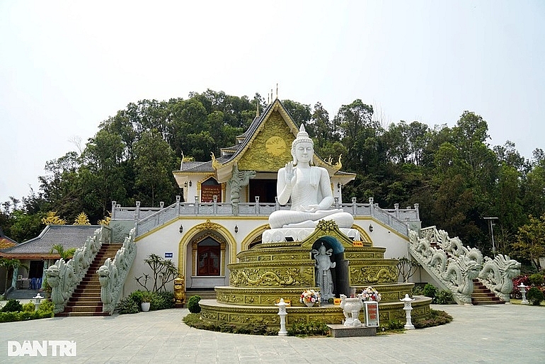 chiem nguong khong gian thanh tinh cua ngoi chua noi lang bien xu thanh