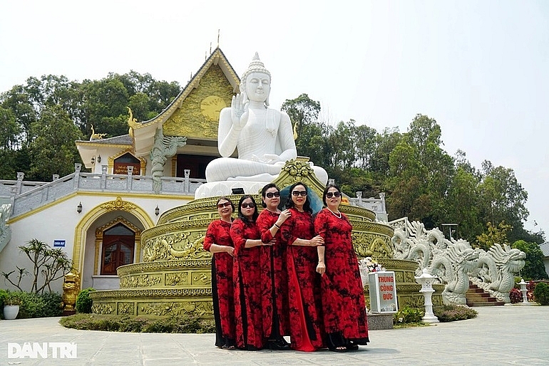 chiem nguong khong gian thanh tinh cua ngoi chua noi lang bien xu thanh