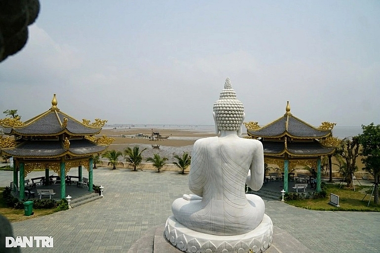 chiem nguong khong gian thanh tinh cua ngoi chua noi lang bien xu thanh