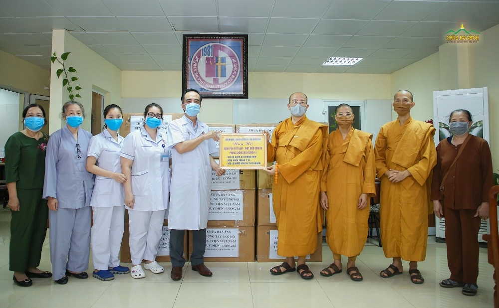 Tăng ni, Phật tử chùa Ba Vàng đóng góp 3,7 tỷ đồng chống dịch Covid-19