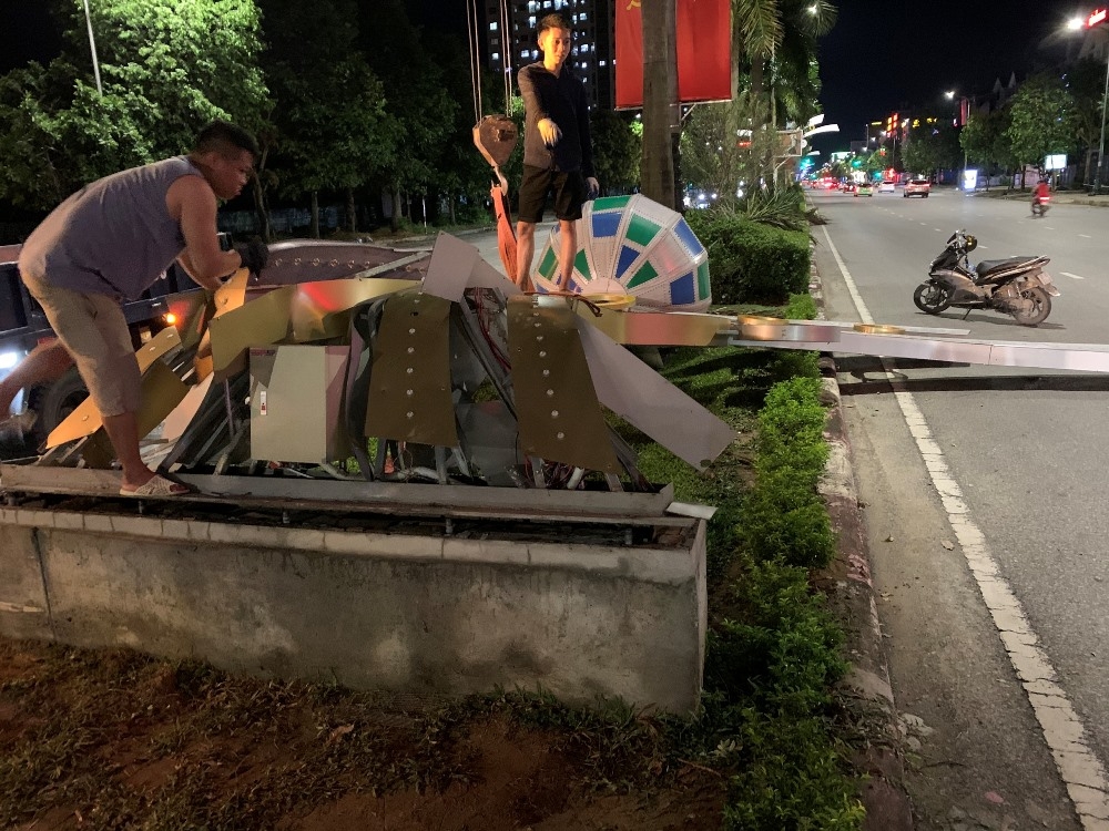 Thành phố Vinh: Hàng loạt cột đèn trang trí trên đại lộ Lê Nin bị gãy đổ sau trận lốc lớn