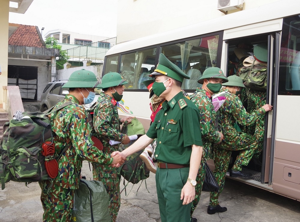 Nghệ An: Tăng cường 66 quân nhân cho tuyến đầu chống dịch