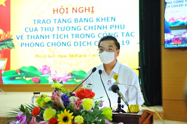 Chủ tịch UBND TP Hà Nội Chu Ngọc Anh thừa ủy quyền trao tặng bằng khen của Thủ tướng Chính phủ cho các tập thể, cá nhân huyện Đông Anh