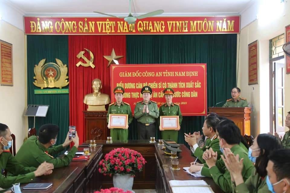 Nam Định: Khen thưởng các tập thể, cá nhân có thành tích trong cấp căn cước công dân