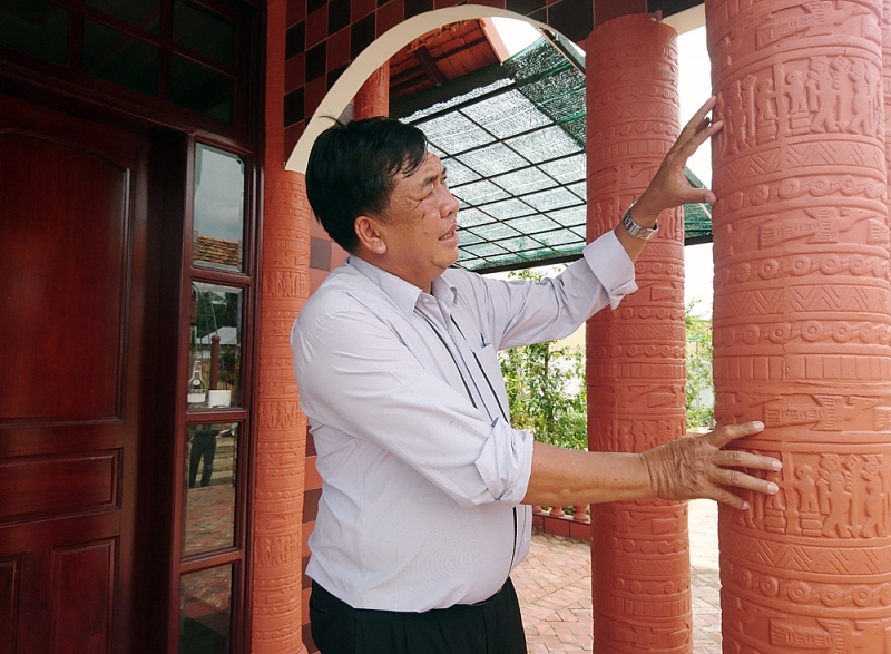 Ông Tư Buôi giới thiệu cột nhà được làm bằng gốm đỏ Vĩnh Long.