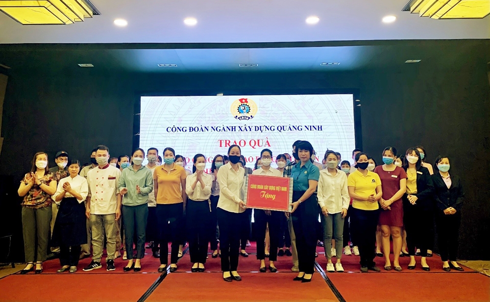 Công đoàn Xây dựng Việt Nam tặng quà cho đoàn viên, người lao động nhân dịp Tháng công nhân