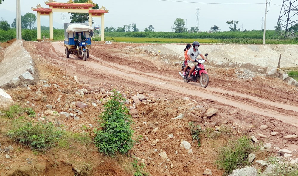 Thừa Thiên - Huế: Tuyến đường 16 tỷ đồng thi công dai dẳng “bẫy” người đi đường