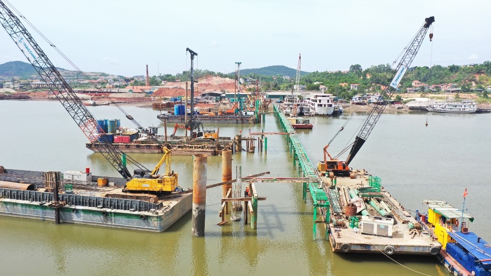 Quảng Ninh: Gấp rút xây dựng cầu Cửa Lục