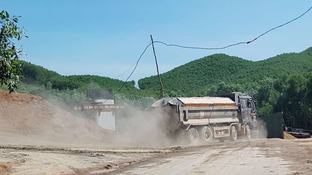 Thừa Thiên – Huế: Thót tim nhìn “hung thần” xe tải chở đất thải dự án cao tốc “tung hoành”