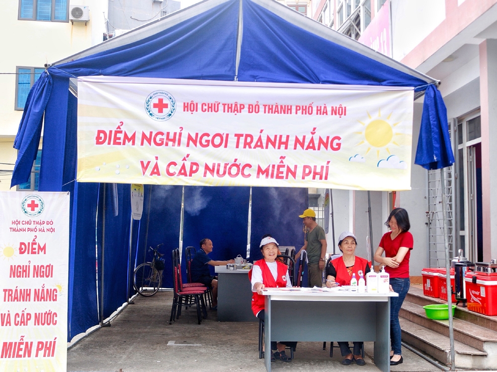 Hội Chữ thập đỏ Hà Nội giúp đỡ người dân xua tan nắng nóng