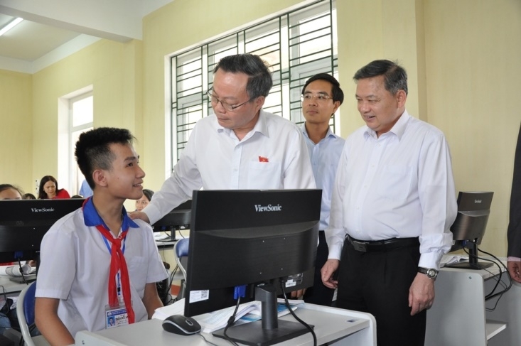 Yên Bái: Phó Chủ tịch Quốc hội Phùng Quốc Hiển thăm trường Tiểu học và THCS Tân Thịnh