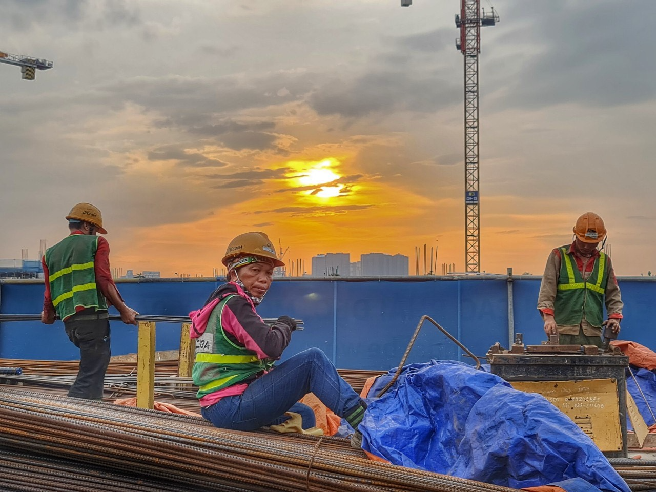 Công nhân xây dựng “oằn mình” làm việc giữa trời nắng hơn 40 độ C