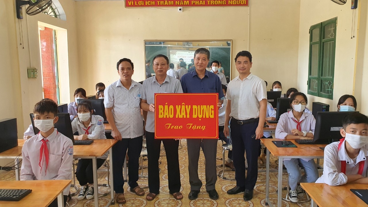 Trao tặng máy vi tính cho trường THCS thị trấn Ninh Giang