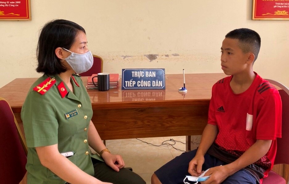Hải Phòng: Một cháu bé dân tộc Tày được Công an quận Dương Kinh giúp tìm được gia đình
