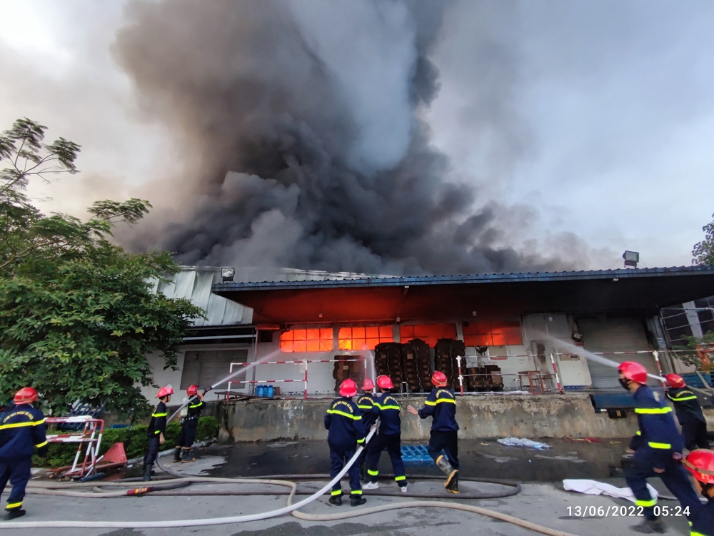 Cháy dữ dội tại Công ty Scavi Huế