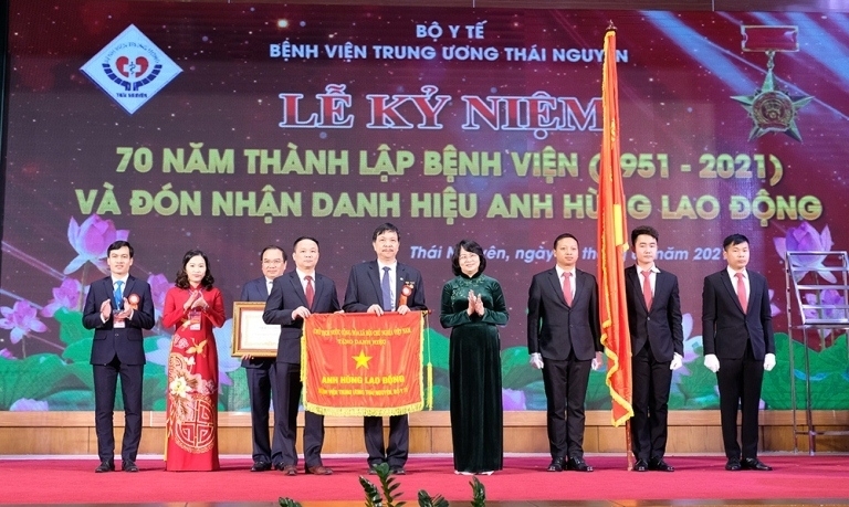 Bệnh viên Trung ương Thái Nguyên được tặng thưởng Huân chương Độc lập hạng Nhì