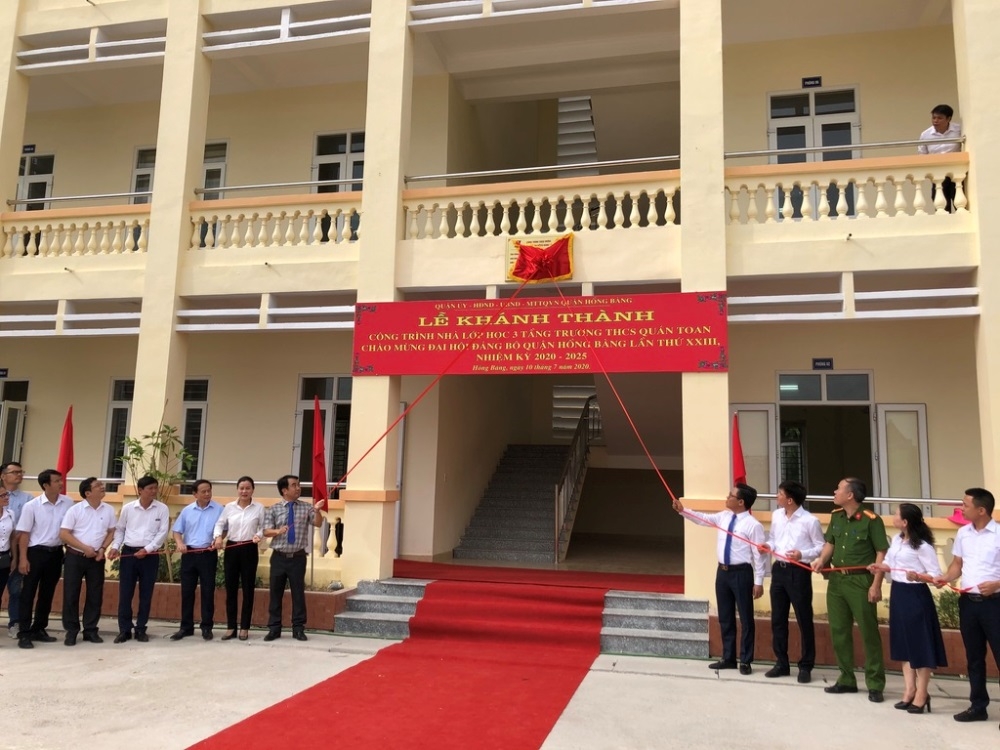 Hồng Bàng (Hải Phòng): Gắn biển 3 công trình giáo dục chào mừng Đại hội Đảng bộ quận lần thứ 23