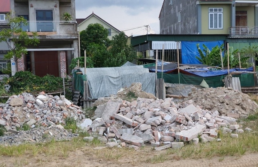 Thành phố Vinh: Đổ trộm rác thải xây dựng tràn lan, chính quyền loay hoay tìm giải pháp