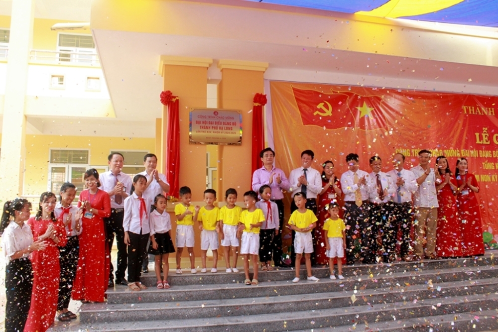 Hạ Long (Quảng Ninh): 2 trường học được gắn biển công trình chào mừng Đại hội Đảng bộ thành phố