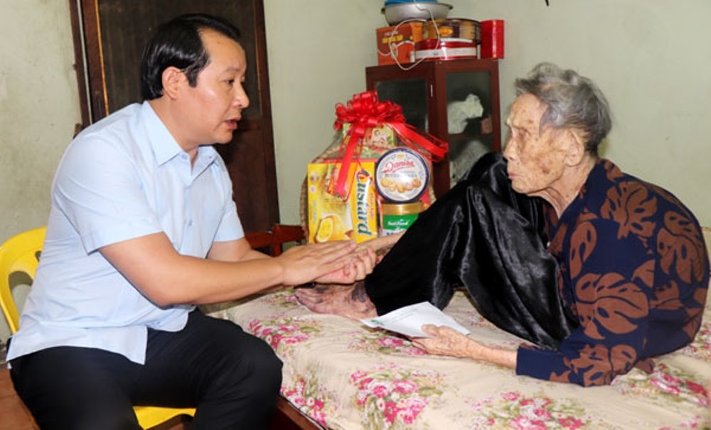 Vĩnh Phúc: Thăm, tặng quà Mẹ Việt Nam anh hùng, gia đình người có công với cách mạng