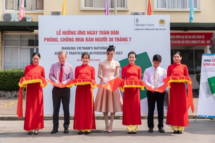 Hoa hậu Lương Thuỳ Linh cùng Đại sứ quán Anh tuyên truyền phòng, chống mua bán người