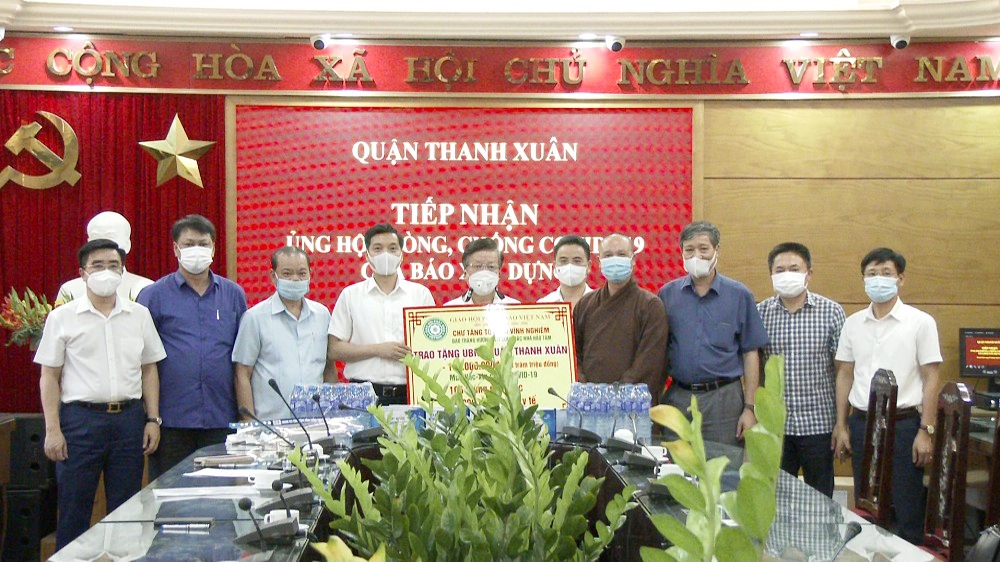 Đoàn công tác Báo Xây dựng ủng hộ quận Thanh Xuân 100 triệu đồng chống dịch Covid-19
