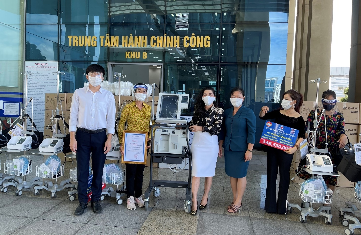 Tập đoàn Kim Oanh Group trao tặng thiết bị y tế phòng, chống Covid -19 cho Bình Dương